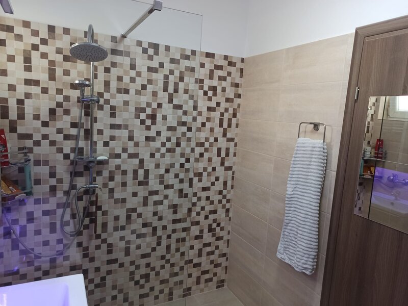 garsoniera total decomandata-42mp/metrou Berceni/3-5min pe jos